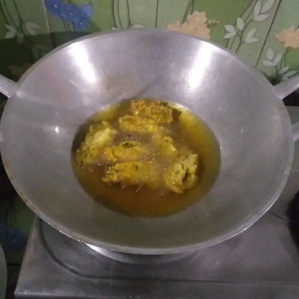 Panaskan minyak, goreng mendol hingga matang. Kemudian angkat dan tiriskan.