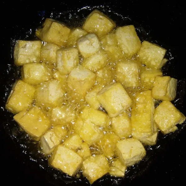 Panaskan minyak, goreng tahu sampai setengah matang. Lalu angkat dan tiriskan.