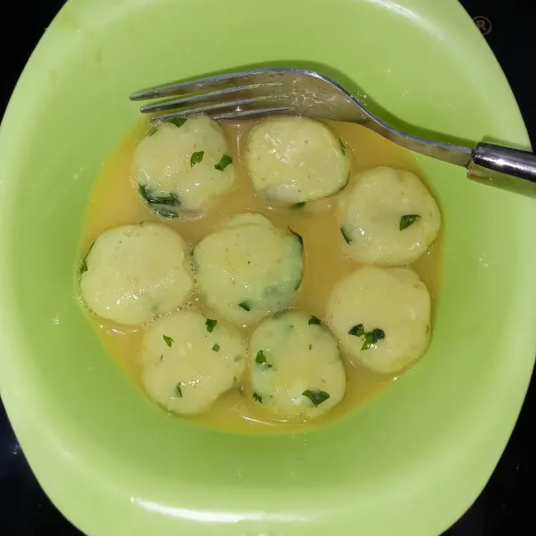 Kocok telur kemudian masukkan perkedel ke dalam kocokan telur, bolak-balik hingga perkedel terselimuti dengan telur kocok.