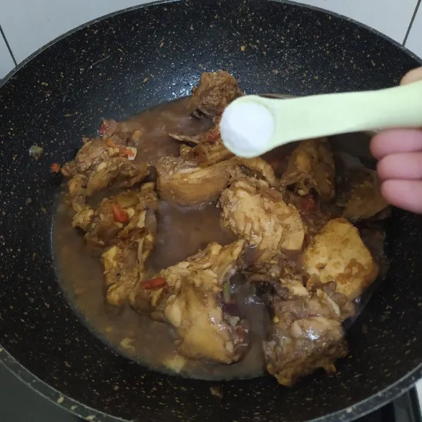 Masukkan kecap, saus tiram, kaldu bubuk, gula, dan garam.