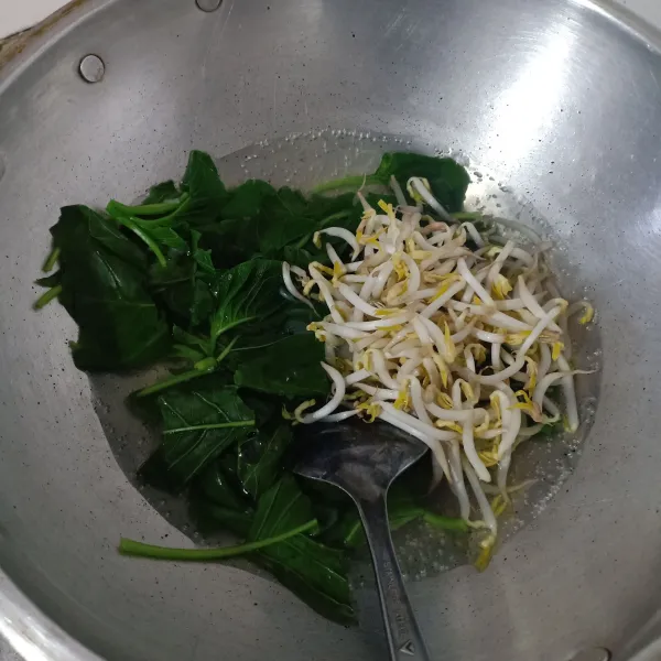 Masukkan taoge.