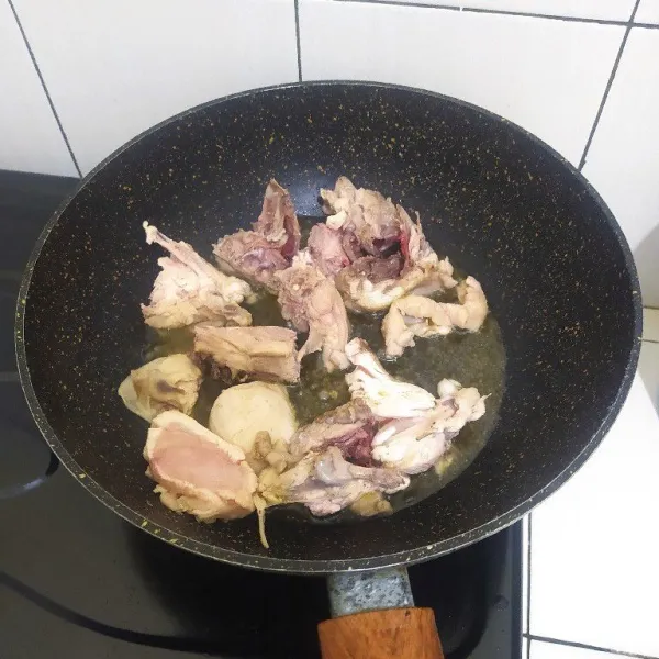 Cuci bersih ayam lalu goreng sebentar sampai ayam sedikit berkulit.