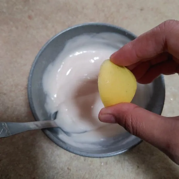 Tambahkan perasan jeruk lemon dan aduk hingga rata.