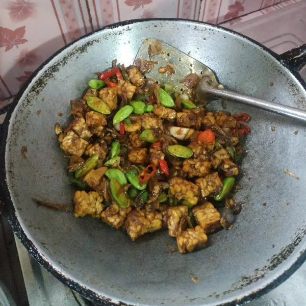 Terakhir masukkan kecap manis, aduk hingga tercampur rata dan bumbu meresap.