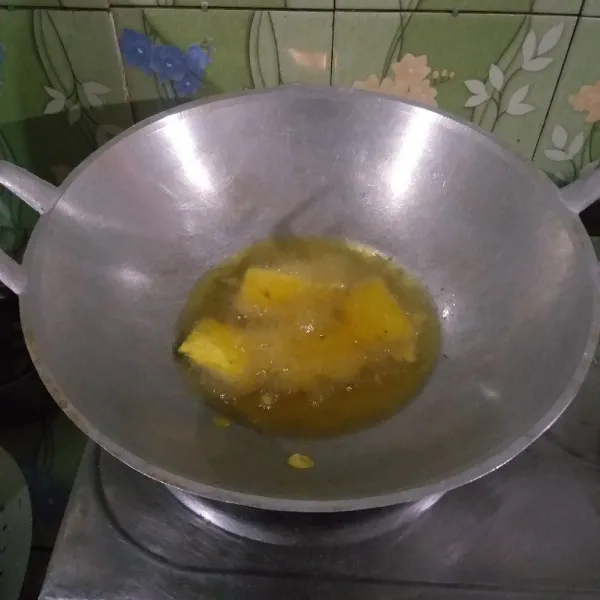 Panaskan minyak goreng tempe hingga matang angkat tiriskan.