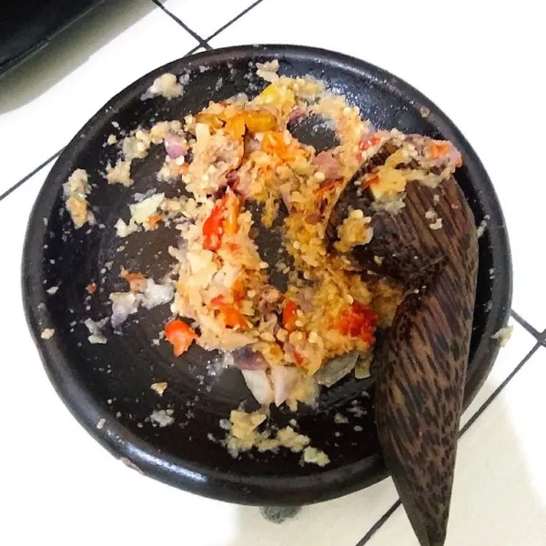 Uleg bumbu sesuai selera (saya lebih suka bumbu yang diuleg kasar).