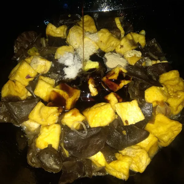 Bumbui dengan garam, gula, kaldu bubuk, merica bubuk, saus tiram, dan kecap manis. Aduk-aduk sampai bumbu meresap dan semua bahan matang sempurna.