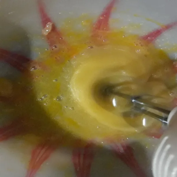 Mixer dengan kecepatan tinggi.