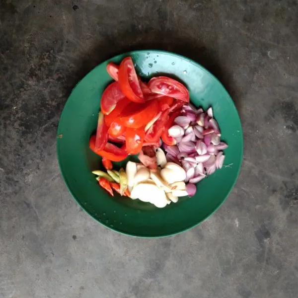 iris bawang merah, bawng putih, laos, cabe rawit dan tomat.