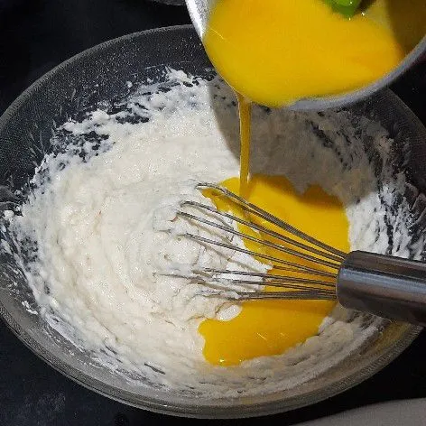 Tambahkan margarin, \\\\\\\\\\\\\\\lalu aduk hingga tercampur rata.
