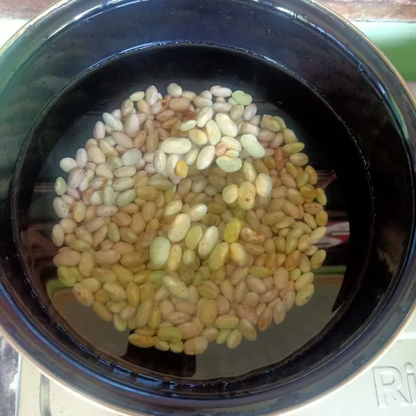 Lalu cuci bersih dan tiriskan lalu siapkan panci dan masukkan air dan masukkan kacang merah yang sudah dicuci bersih.