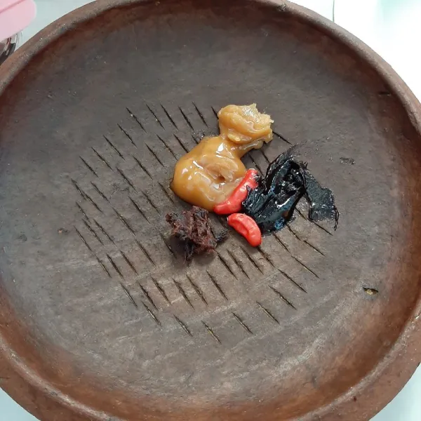 Siapkan bahan bumbu rujak.