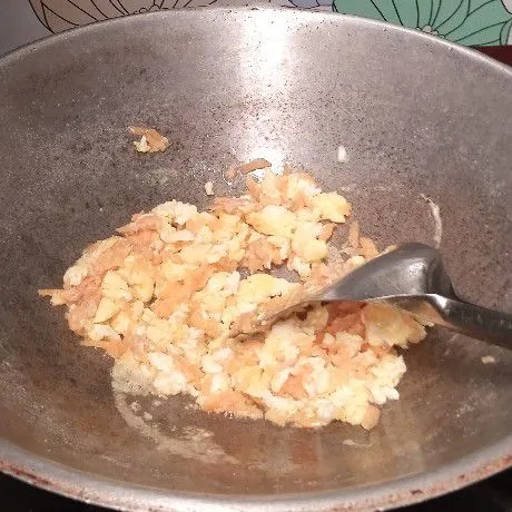 Masukkan bumbu halus dan wortel parut. Aduk sampai rata.