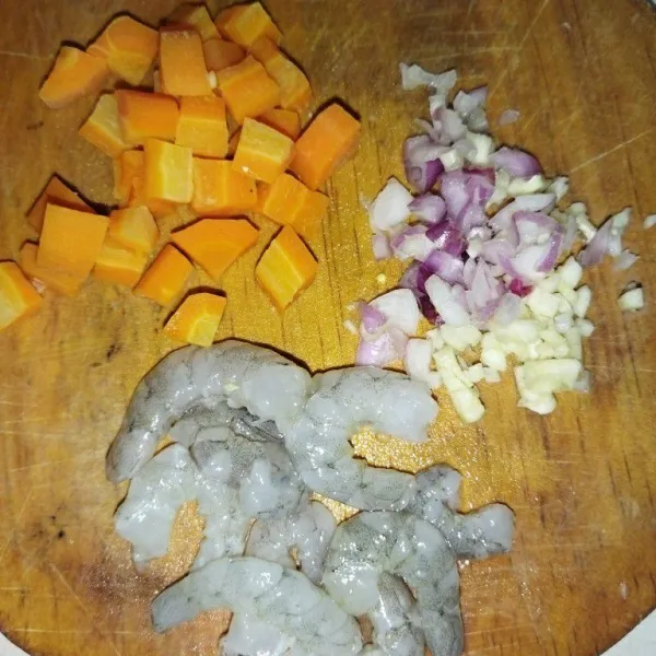 Siapkan udang yang sudah dikupas, bawang merah dan bawang putih yang sudah dicincang, wortel rebus yang sudah dipotong dadu.