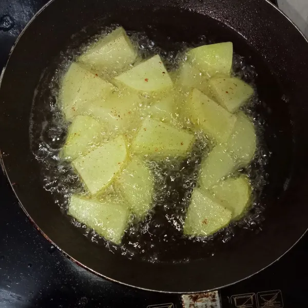 Goreng kentang terlebih dahulu sampai tekstur empuk.