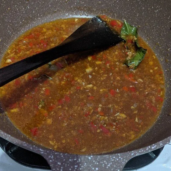 Setelah harum, masukkan air, garam, kaldu jamur, gula pasir, saus tomat, saus sambal dan kecap manis. Tunggu hingga mendidih lalu koreksi rasa.