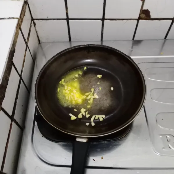 Lelehkan mentega. 
Tumis bawang putih hingga wangi.