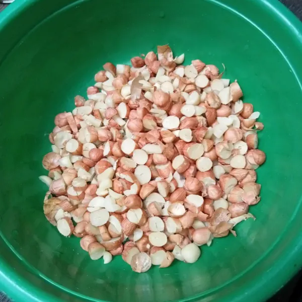Potong-potong kacang tanah.