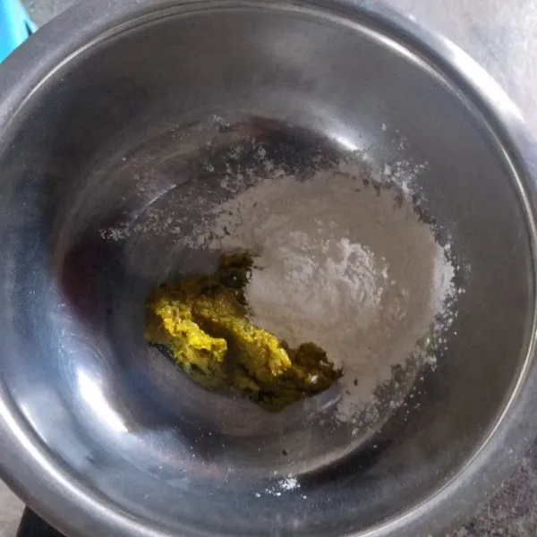 Dalam wadah masukkan tepung, bumbu halus aduk aduk hingga tercampur merata.