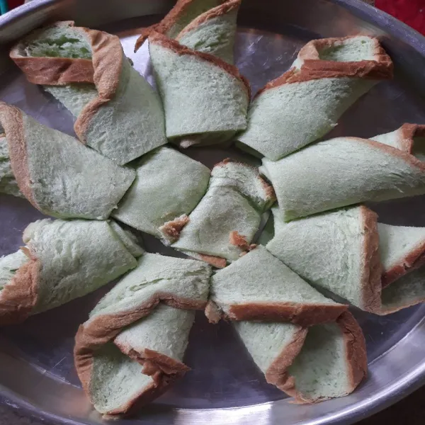 Oles roti tawar dengan margarin. Lalu Gulung dan lipat roti tawar. Susun diatas loyang pizza.