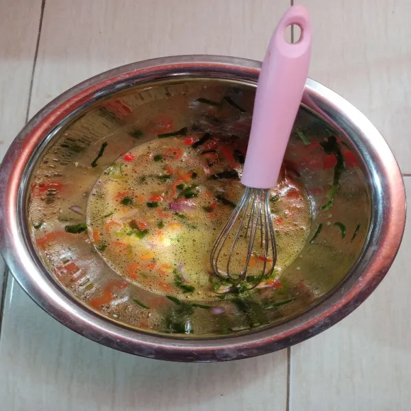 Kocok bahan telur hingga berbusa.