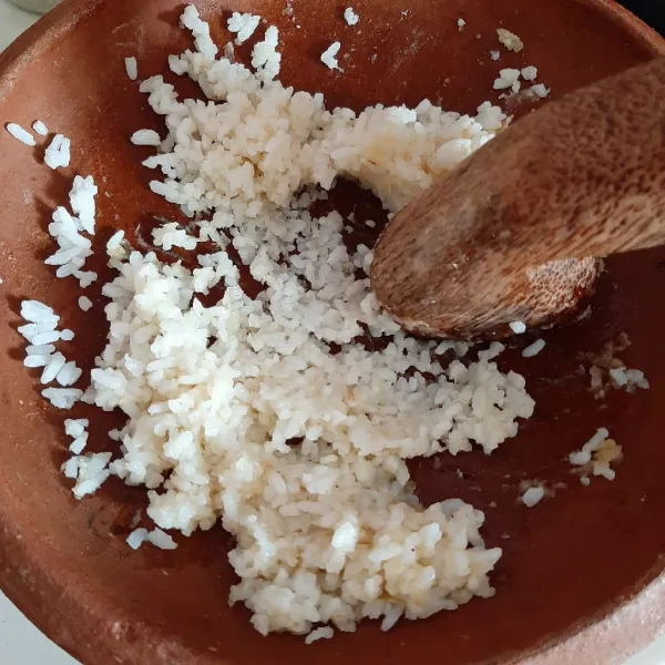 Haluskan bawang putih dan nasi.