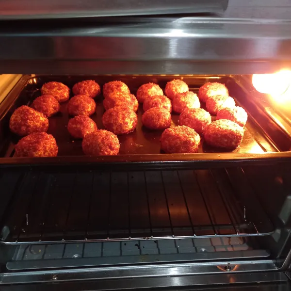 Panaskan oven dengan suhu 160 °C selama 30 menit atau sesuaikan dengan oven masing-masing. Lalu panggang kue.