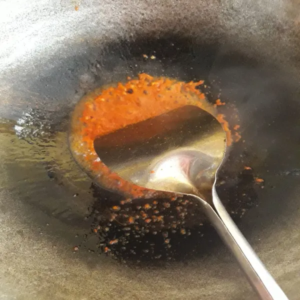 Haluskan bumbu lalu tumis sampai wangi.