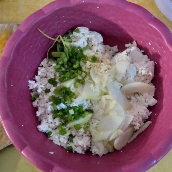 Masukkan irisan bawang putih, bawang bombay, daun bawang, dan telur.