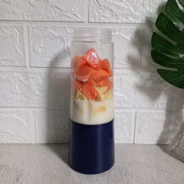 Tambahkan susu cair.