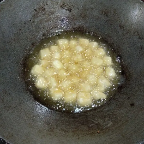 Goreng tahu dengan minyak goreng yang sudah di panaskan, goreng hingga kering.