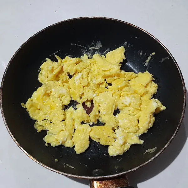 Dengan minyak secukupnya, masak telur untuk diorak-arik. Lalu, tiriskan. (Tips: masukkan telur ke wajan dan orak-arik secara bertahap agar telur hancur dengan baik. Gunakan api kecil agar telur tidak matang terlalu cepat.)