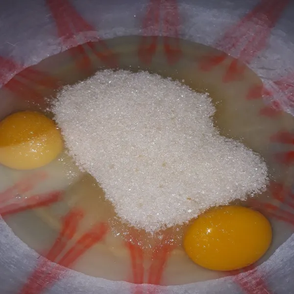 Siapkan telur, SP dan gula pasir.