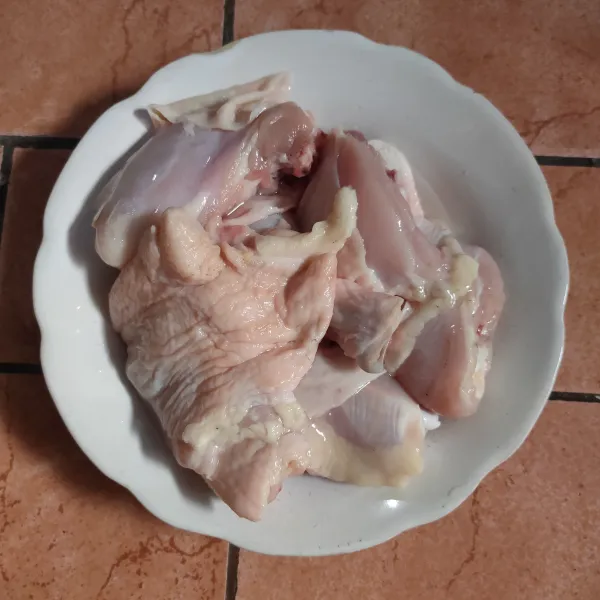 Bersihkan ayam, kemudian potong sesuai selera.