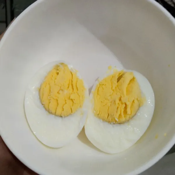 Rebus telur sampai matang, lalu kupas telur.