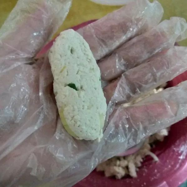 Bentuk lonjong-lonjong, kemudian sisihkan.