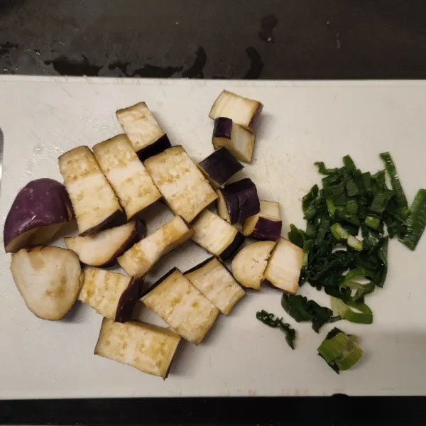 Iris bawang daun dan potong terong.