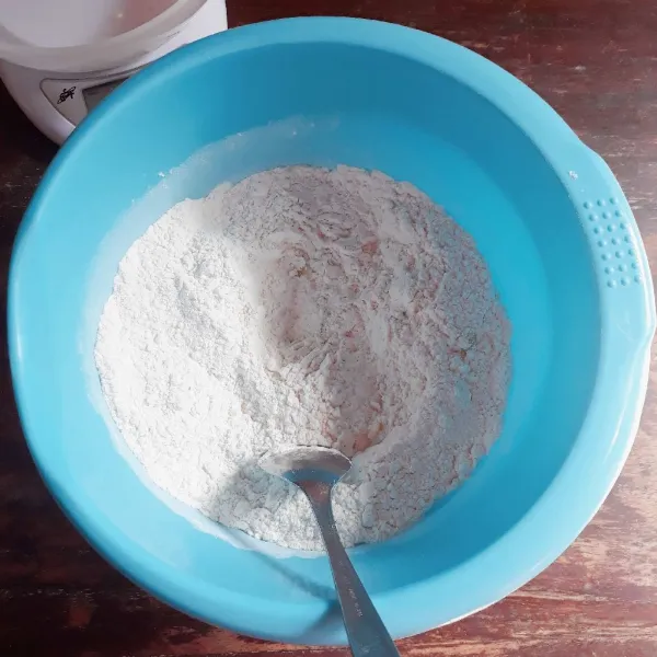 Campurkan tepung terigu, tepung tapioka, kaldu dan minyak, aduk rata.