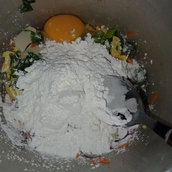 Tambahkan semua tepung terigu, tepung beras dan tapioka.
