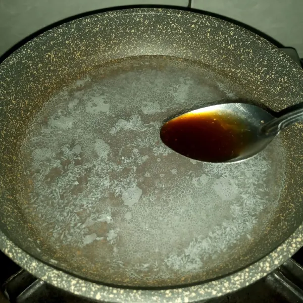 Rebus sisa air (200 ml) dan bawang putih sampai mendidih beberapa saat supaya bawang matang. Masukkan saus tiram, kecap asin, jeruk nipis, garam, lada, dan sweetener.