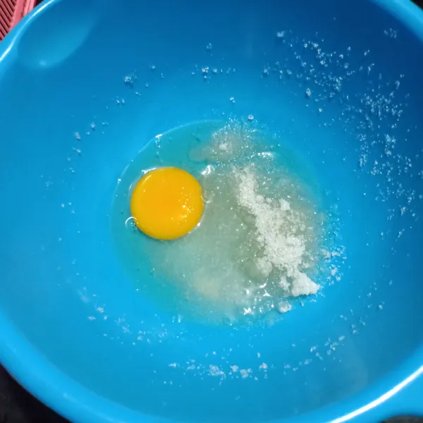 Kocok telur, gula, dan garam.