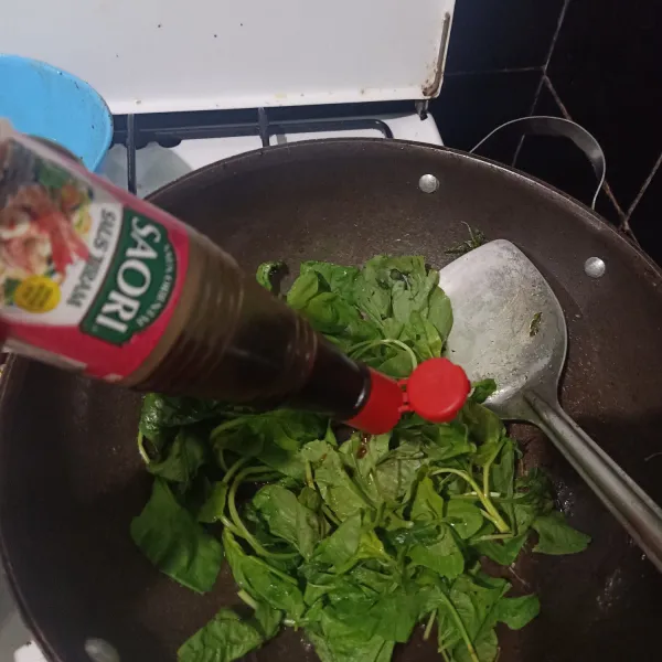 Siapkan wajan, lalu masukkan mentega. Kemudian masukkan daun bayam dan oseng sampai setengah layu. Lalu masukkan saus tiram.