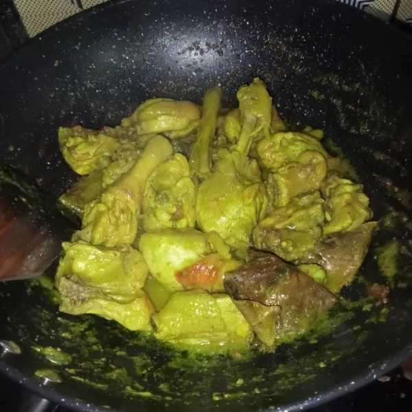 Ungkep ayam sampai matang dan airnya habis.