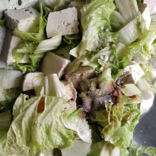 Masukkan saus tiram, gula, garam, dan lada bubuk, lalu aduk rata. Masak hingga matang, kemudian cicipi rasanya dan sajikan.