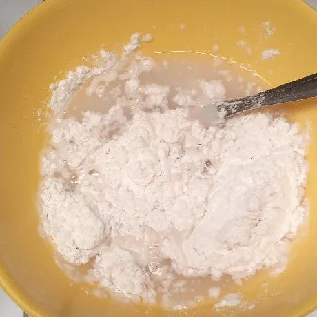 Larutkan gula pasir dan garam dengan air secukupnya. Masukkan tepung terigu, tepung beras, dan vanili, lalu aduk rata.