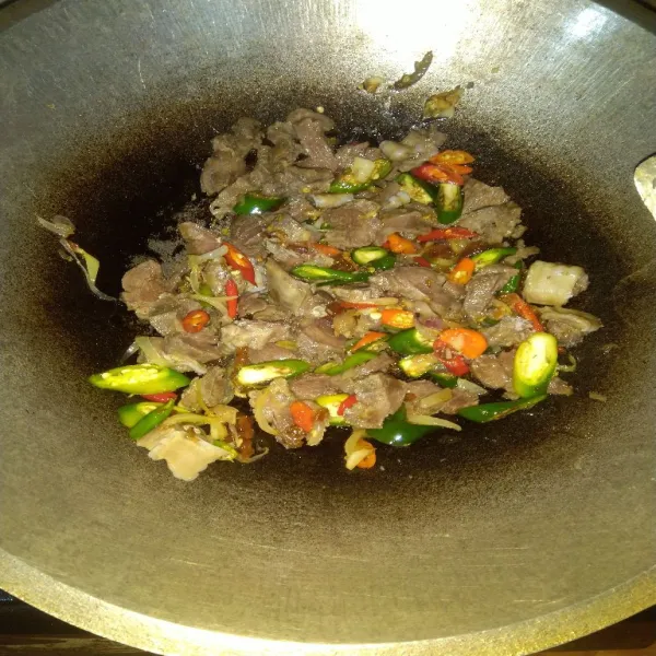 Masukkan irisan daging dan kerongkongan kambing. 
Aduk sampai rata.