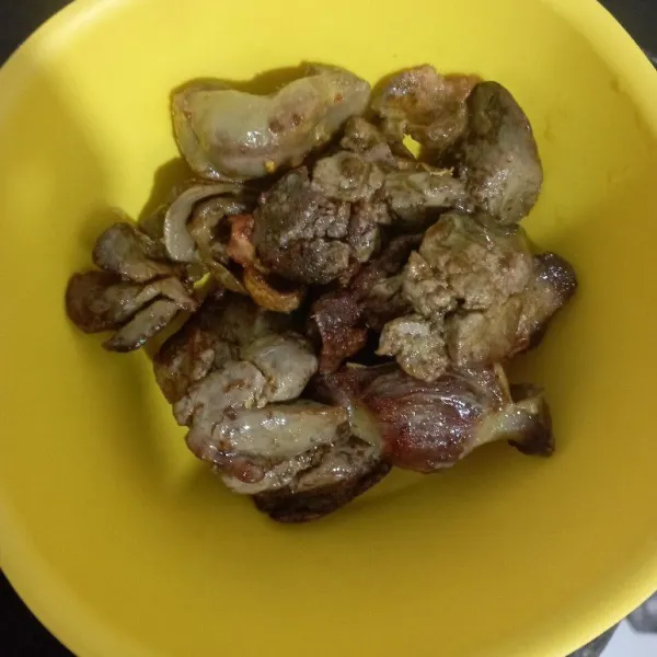 Siapkan hati ampela ayam yang sudah di ungkep dan di goreng, kemudian sisihkan.