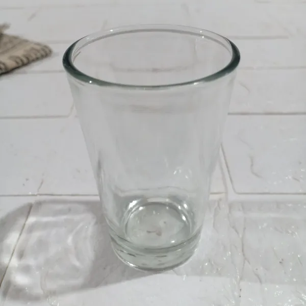 Siapkan gelas kosong.