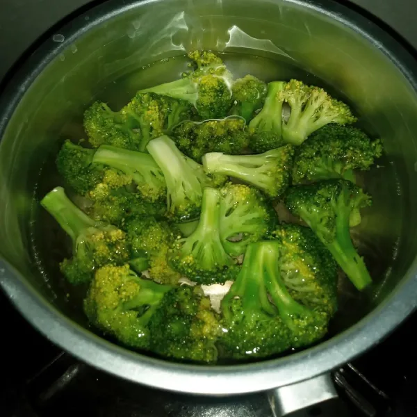 Rebus air dengan sedikit garam sampai mendidih. Masukkan brokoli, rebus sebentar saja. Tiriskan.