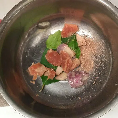 Siapkan di panci, daun salam, daun jeruk, gula merah sisir, lengkuas geprek, bawang merah halus, dan ketumbar bubuk.